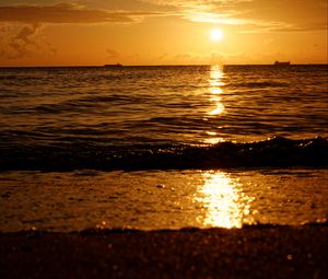 Preview wallpaper sunset, sun, glare, horizon, coast