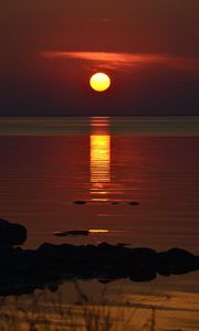 Preview wallpaper sunset, sun, glare, water, horizon, evening