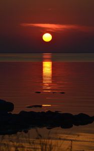 Preview wallpaper sunset, sun, glare, water, horizon, evening