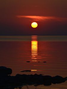 Preview wallpaper sunset, sun, glare, water, horizon, evening