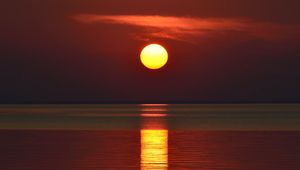 Preview wallpaper sunset, sun, glare, water, horizon, evening