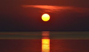 Preview wallpaper sunset, sun, glare, water, horizon, evening