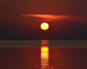 Preview wallpaper sunset, sun, glare, water, horizon, evening