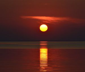 Preview wallpaper sunset, sun, glare, water, horizon, evening