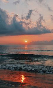 Preview wallpaper sunset, sun, glare, water, horizon, waves