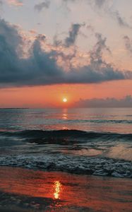 Preview wallpaper sunset, sun, glare, water, horizon, waves