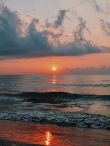 Preview wallpaper sunset, sun, glare, water, horizon, waves