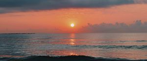 Preview wallpaper sunset, sun, glare, water, horizon, waves