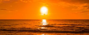 Preview wallpaper sunset, sun, glare, sea, water, horizon