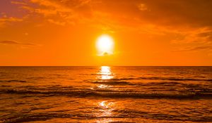 Preview wallpaper sunset, sun, glare, sea, water, horizon