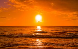 Preview wallpaper sunset, sun, glare, sea, water, horizon