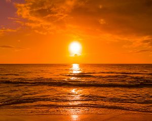 Preview wallpaper sunset, sun, glare, sea, water, horizon