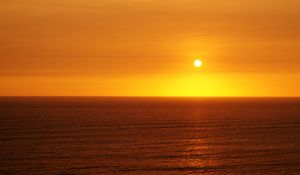 Preview wallpaper sunset, sun, glare, water, waves