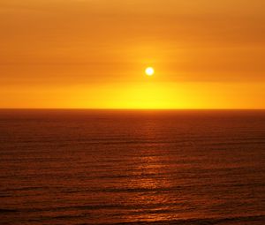 Preview wallpaper sunset, sun, glare, water, waves