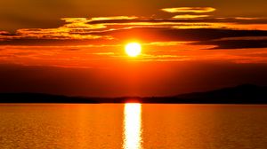 Preview wallpaper sunset, sun, horizon, lens flare