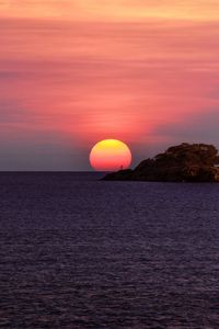 Preview wallpaper sunset, sun, horizon, rock, sea