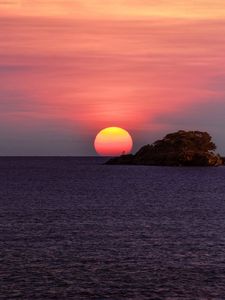 Preview wallpaper sunset, sun, horizon, rock, sea