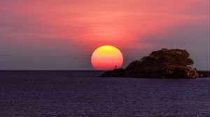 Preview wallpaper sunset, sun, horizon, rock, sea