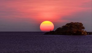 Preview wallpaper sunset, sun, horizon, rock, sea