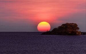 Preview wallpaper sunset, sun, horizon, rock, sea