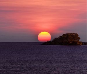 Preview wallpaper sunset, sun, horizon, rock, sea