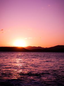 Preview wallpaper sunset, sun, horizon, glare, waves, sky
