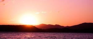 Preview wallpaper sunset, sun, horizon, glare, waves, sky