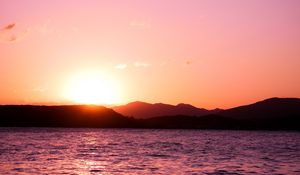 Preview wallpaper sunset, sun, horizon, glare, waves, sky