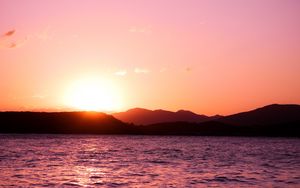Preview wallpaper sunset, sun, horizon, glare, waves, sky