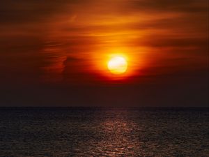 Preview wallpaper sunset, sun, horizon, glare, sky, water