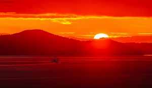 Preview wallpaper sunset, sun, mountains, sea, nature, red