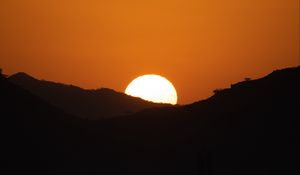Preview wallpaper sunset, sun, mountains, outlines, dusk