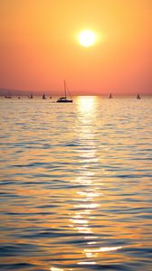 Preview wallpaper sunset, sun, ocean, boats, horizon