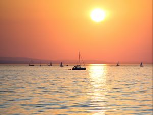 Preview wallpaper sunset, sun, ocean, boats, horizon