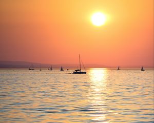 Preview wallpaper sunset, sun, ocean, boats, horizon