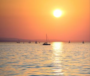 Preview wallpaper sunset, sun, ocean, boats, horizon