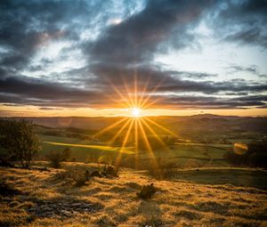 Preview wallpaper sunset, sun, rays, light, field, landscape