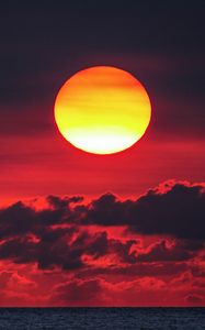 Preview wallpaper sunset, sun, red, clouds, sea
