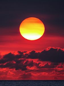 Preview wallpaper sunset, sun, red, clouds, sea