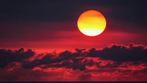 Preview wallpaper sunset, sun, red, clouds, sea
