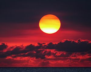 Preview wallpaper sunset, sun, red, clouds, sea