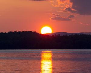 Preview wallpaper sunset, sun, river, reflection, landscape