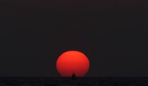 Preview wallpaper sunset, sun, sea, ship, horizon
