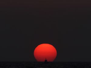 Preview wallpaper sunset, sun, sea, ship, horizon