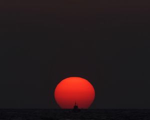 Preview wallpaper sunset, sun, sea, ship, horizon