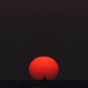 Preview wallpaper sunset, sun, sea, ship, horizon