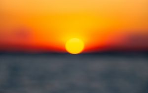 Preview wallpaper sunset, sun, sea, blur, horizon