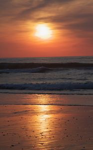 Preview wallpaper sunset, sun, sea, beach, glare