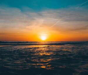 Preview wallpaper sunset, sun, sea, horizon, waves