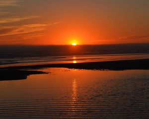 Preview wallpaper sunset, sun, sea, horizon, reflection, glare